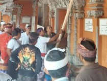 1766034320597-sejumlah-warga-menyegel-kantor-perbekel-desa-sudaji-kecamatan-sawan-kabupaten-buleleng-bali-pada-selasa-16122025-foto-dok-polr-1765960977859_43