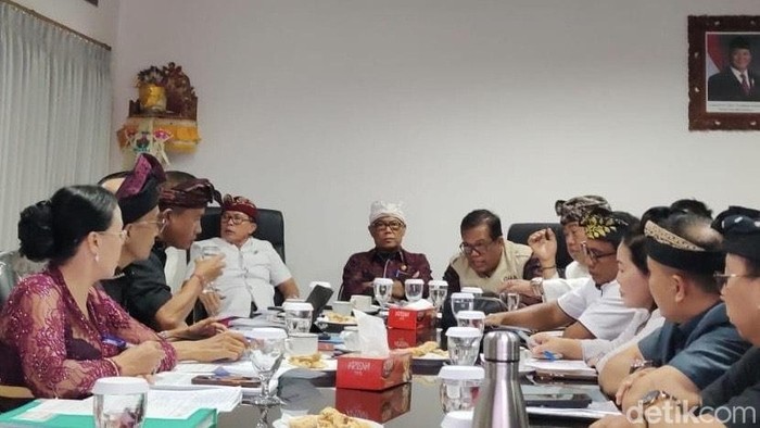 1766055970772-rapat-dengar-pendapat-pansus-trap-dprd-bali-dengan-bpn-badung-dan-warga-terkait-sengketa-tanah-di-kedonganan-kamis-18122025-1766052911934_169