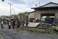 1766055971778-warga-membersihkan-reruntuhan-tembok-yang-roboh-di-jalan-kebo-iwa-utara-banjar-batukandik-padangsambian-kaja-denpasar-barat-ka-1766051186450_43