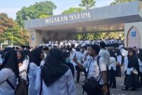 1766055973535-suasana-pppk-paruh-waktu-lingkup-pemerintah-kota-pemkot-mataram-yang-baru-saja-dilantik-di-taman-sangkareang-kamis-18122025-1766049456913_43
