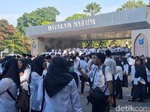 1766055973535-suasana-pppk-paruh-waktu-lingkup-pemerintah-kota-pemkot-mataram-yang-baru-saja-dilantik-di-taman-sangkareang-kamis-18122025-1766049456913_43
