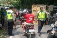 1766055973958-polisi-mengatur-lalu-lintas-akibat-truk-terguling-di-bukit-jambul-desa-pesaban-kecamatan-rendang-karangasem-kamis-18122025-1766047966254_43