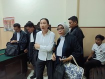 1766055978146-mantan-direktur-pt-bliss-pembangunan-sejahtera-isabel-tanihaha-kemeja-putih-hendak-keluar-dari-ruang-sidang-pengadilan-tipikor-1758548009299_43