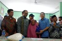 1766077528192-wakil-bupati-lombok-timur-moh-edwin-hadiwijaya-menyerahkan-bansos-bagi-masyarakat-miskin-ekstrem-kamis-18122025-foto-sanusi-ar-1766070478284_43