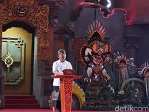 1766077528609-bupati-buleleng-nyoman-sutjidra-saat-menyampaikan-sambutan-dalam-kegiatan-refleksi-akhir-tahun-di-gedung-kesenian-gde-manik-si-1766068503340_43