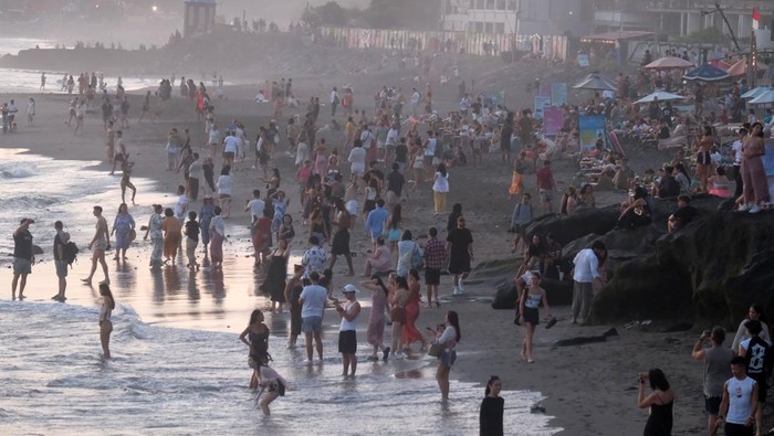 1766077530079-pariwisata-bali-kondusif-wisatawan-padati-pantai-canggu-1756780177277_169