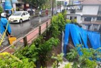 1766077531829-jembatan-jebol-di-ubud-dipasangi-garis-polisi-kamis-18122025-1766064700939_43