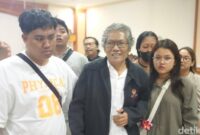 1766077533058-mantan-kepala-lpd-yangbatu-denpasar-i-putu-sumadi-tengah-saat-menjalani-sidang-perdana-di-pengadilan-tipikor-denpasar-kamis-18-1766061107008_169