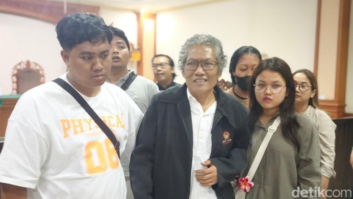 1766077533058-mantan-kepala-lpd-yangbatu-denpasar-i-putu-sumadi-tengah-saat-menjalani-sidang-perdana-di-pengadilan-tipikor-denpasar-kamis-18-1766061107008_169