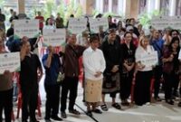 1766077533514-bupati-adi-arnawa-dan-wabup-bagus-alit-sucipta-menyerahkan-secara-simbolis-bansos-jelang-hari-raya-keagamaan-kepada-masyarakat-1766059963726_43