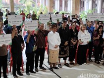 1766077533514-bupati-adi-arnawa-dan-wabup-bagus-alit-sucipta-menyerahkan-secara-simbolis-bansos-jelang-hari-raya-keagamaan-kepada-masyarakat-1766059963726_43