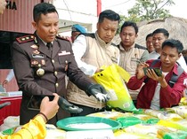 1766142407972-kapolres-lombok-timur-akbp-i-komang-sarjana-dan-satgas-pangan-memperlihatkan-barang-bukti-beras-oplosan-saat-konferensi-pers-d-1766123032445_43