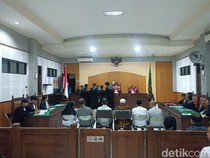 1766163932754-enam-terdakwa-korupsi-pengadaan-tik-chromebook-dikbud-lotim-mengikuti-sidang-pembacaan-dakwaan-di-pengadilan-tipikor-mataram-j-1766147003889_43