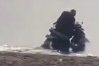 1766163933702-viral-wna-yang-menceburkan-sepeda-motor-di-pantai-lovina-bali-tangkapan-layar-1766152398359_43