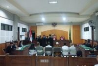 1766163936162-enam-terdakwa-korupsi-pengadaan-tik-chromebook-dikbud-lotim-mengikuti-sidang-pembacaan-dakwaan-di-pengadilan-tipikor-mataram-j-1766147003889_43