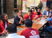 1766250347730-momen-jokowi-nongkrong-bareng-kader-psi-2_43