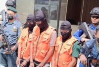 1766315113306-tiga-tersangka-perburuan-rusa-di-pulau-komodo-tn-komodo-dihadirkan-dalam-konferensi-pers-ditjen-gakkumhut-kemenhut-di-labuan-b-1766124317785_169