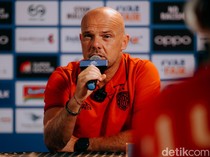 1766336724135-pelatih-bali-united-johnny-jansen-saat-mengikuti-konferensi-pers-di-bali-united-training-center-gianyar-jumat-31102025-1761900362410_43