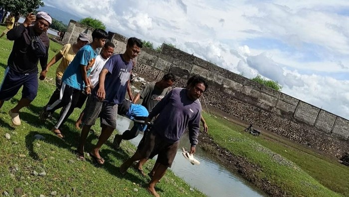 1766401527887-seorang-warga-tewas-tenggelam-saat-menjaring-ikan-di-perairan-pantai-desa-adat-kalanganyar-desa-banjarasem-kecamatan-seririt-b-1766396798051_169