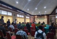 1766423109617-sejumlah-warga-desa-sudaji-mendatangi-kantor-kejaksaan-negeri-kejari-buleleng-senin-22122025-foto-made-wijaya-kusumadetikbali-1766417841952_43