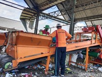 1766509527573-pemilahan-sampah-yang-masuk-di-tpst-mengwi-badung-selasa-23122025-agus-ekadetikbali-1766496655408_43