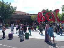 1766574339846-wisatawan-domestik-mulai-berdatangan-di-terminal-domestik-bandara-i-gusti-ngurah-rai-bali-kamis-952024-foto-aryo-mahendrodetik_43