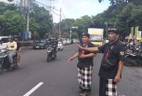 1766639112931-pecalang-banjar-abasan-saat-terlibat-dalam-mengamankan-ibadah-natal-di-gpib-maranatha-denpasar-bali-pada-kamis-25122025-1766632317714_43