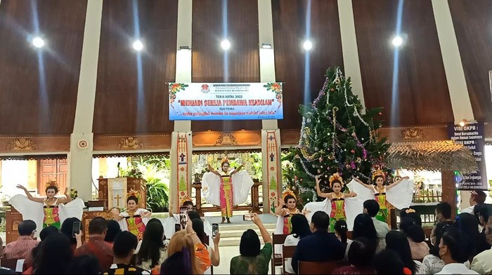 1766639123952-suasana-natal-di-gereja-pniel-desa-blimbingsari-kecamatan-melaya-kabupaten-jembrana-bali-minggu-25122022-1_169