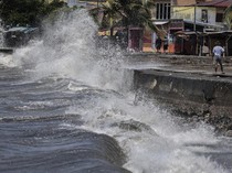 1766747119892-waspada-gelombang-tinggi-ombak-terjang-pesisir-maluku-utara-1759814329366_43