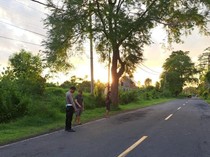 1766768836626-polisi-melakukan-olah-tkp-kecelakaan-di-jalan-singarajagilimanuk-tepatnya-di-banjar-dinas-tegal-bunder-desa-sumberklampok-keca-1766748202182_43