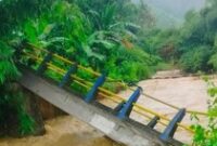 1766919925515-jembatan-ambruk-imbas-banjir-bandang-di-kecamatan-sekotong-lombok-barat-dok-bpbd-ntb-1766917002561_43