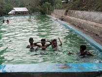 1766963063861-anak-anak-berenang-di-objek-wisata-mada-oi-dadi-kelurahan-jatibaru-timur-kecamatan-asakota-kota-bima-minggu-28122025-rafiindet-1766925371332_43