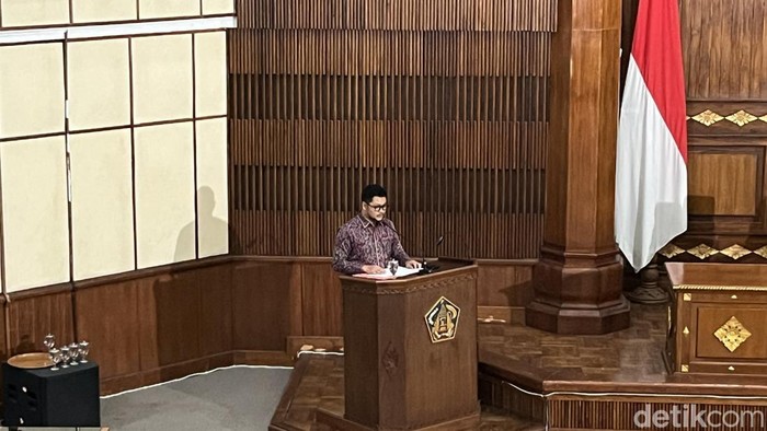 1767006339380-koordinator-pansus-raperda-pengendalian-toko-modern-berjejaring-anak-agung-gede-agung-suyoga-saat-rapat-paripurna-dprd-bali-di-1767003146134_169