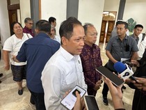 1767006340682-menteri-lingkungan-hidup-lh-hanif-faisol-nurofiq-saat-ditemui-para-jurnalis-seusai-rapat-bersama-gubernur-bali-wali-kota-denpa-1767000102741_43