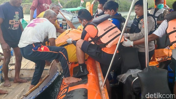 1767006345356-tim-sar-gabungan-evakuasi-satu-jenazah-perempuan-yang-ditemukan-di-pulau-serai-taman-nasional-komodo-senin-29122025-1766972098529_169