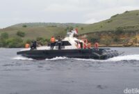 1767027912538-tim-sar-gabungan-melakukan-operasi-pencarian-korban-kapal-pinisi-putri-sakinah-yang-tenggelam-di-perairan-pulau-padar-labuan-b-1767017693123_169