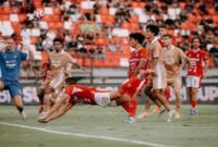 1767027914590-striker-bali-united-boris-kopitovic-melepaskan-diving-header-ke-gawang-dewa-united-dalam-laga-tunda-pekan-ke-8-di-stadion-kapt-1767005959811_43