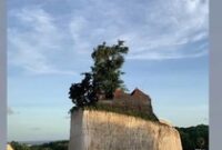 1767027917112-foto-pura-di-atas-tebing-yang-sekelilingnya-telah-terkeruk-rapi-viral-di-media-sosial-foto-dok-istimewa-1767008866390_43