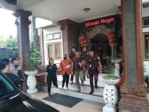 1767027917968-perempuan-inisial-nms-berompi-oranye-digiring-menuju-mobil-tahanan-di-kantor-kejari-tabanan-senin-29122025-krisna-pradiptadeti-1767006865098_43