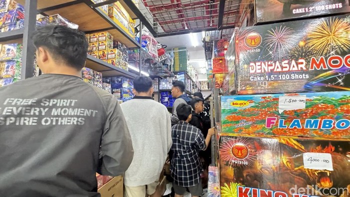 1767092762193-suasana-di-salah-satu-toko-kembang-api-di-denpasar-bali-selasa-30122025-1767087367371_169