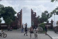 1767157569401-sejumlah-wisatawan-mengunjungi-pantai-sanur-denpasar-bali-rabu-31122025-foto-rizki-setyodetikbali-1767155234809_169