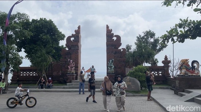 1767157569401-sejumlah-wisatawan-mengunjungi-pantai-sanur-denpasar-bali-rabu-31122025-foto-rizki-setyodetikbali-1767155234809_169