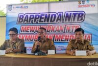1767157581003-plt-kepala-bappenda-ntb-fathurrahman-saat-konferensi-pers-di-kantornya-selasa-30122025-foto-ahmad-viqidetikbali-1767146365185_169