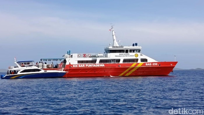 1767179155429-tim-sar-gabungan-melakukan-pencarian-korban-kapal-pinisi-putri-sakinah-yang-tenggelam-di-selat-pulau-padar-taman-nasional-komo-1767162276417_169