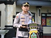 1767200734970-kapolres-gianyar-akbp-chandra-citra-kusuma-memimpin-apel-kesiapan-pasukan-pengamanan-malam-tahun-baru-2026-di-lapangan-tribrat-1767175743766_43