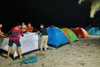 1767222276506-pengunjung-memasang-tenda-dan-menyiapkan-perlatan-camping-untuk-menanti-malam-pergantian-tahun-baru-di-pantai-sunrise-land-lom-1767197786626_169