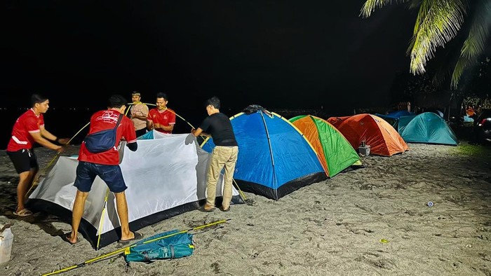 1767222276506-pengunjung-memasang-tenda-dan-menyiapkan-perlatan-camping-untuk-menanti-malam-pergantian-tahun-baru-di-pantai-sunrise-land-lom-1767197786626_169