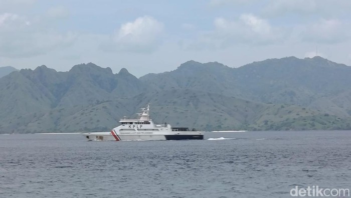 1767265677390-salah-satu-kapal-patroli-yang-dikerahkan-dalam-operasi-sar-pencarian-korban-kapal-tenggelam-di-perairan-pulau-padar-taman-nasi-1767244672955_169