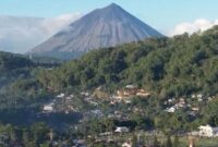 1767330432413-suasana-sekitar-situs-mata-menge-di-cekungan-soa-sebuah-tempat-geologis-yang-secara-administratif-masuk-wilayah-kabupaten-ngad-1767325068570_169