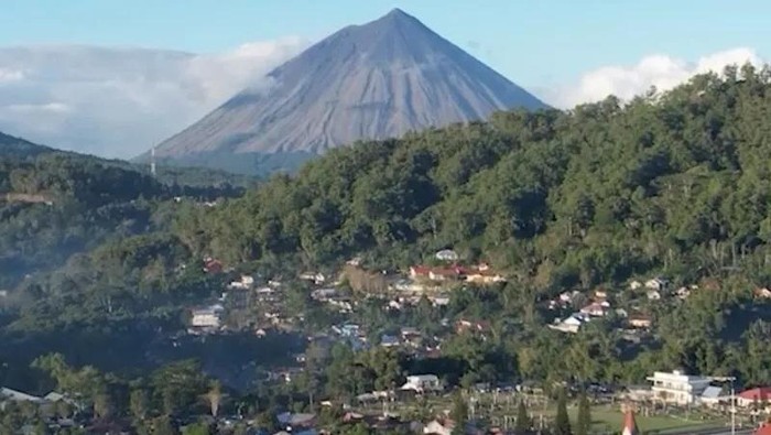 1767330432413-suasana-sekitar-situs-mata-menge-di-cekungan-soa-sebuah-tempat-geologis-yang-secara-administratif-masuk-wilayah-kabupaten-ngad-1767325068570_169
